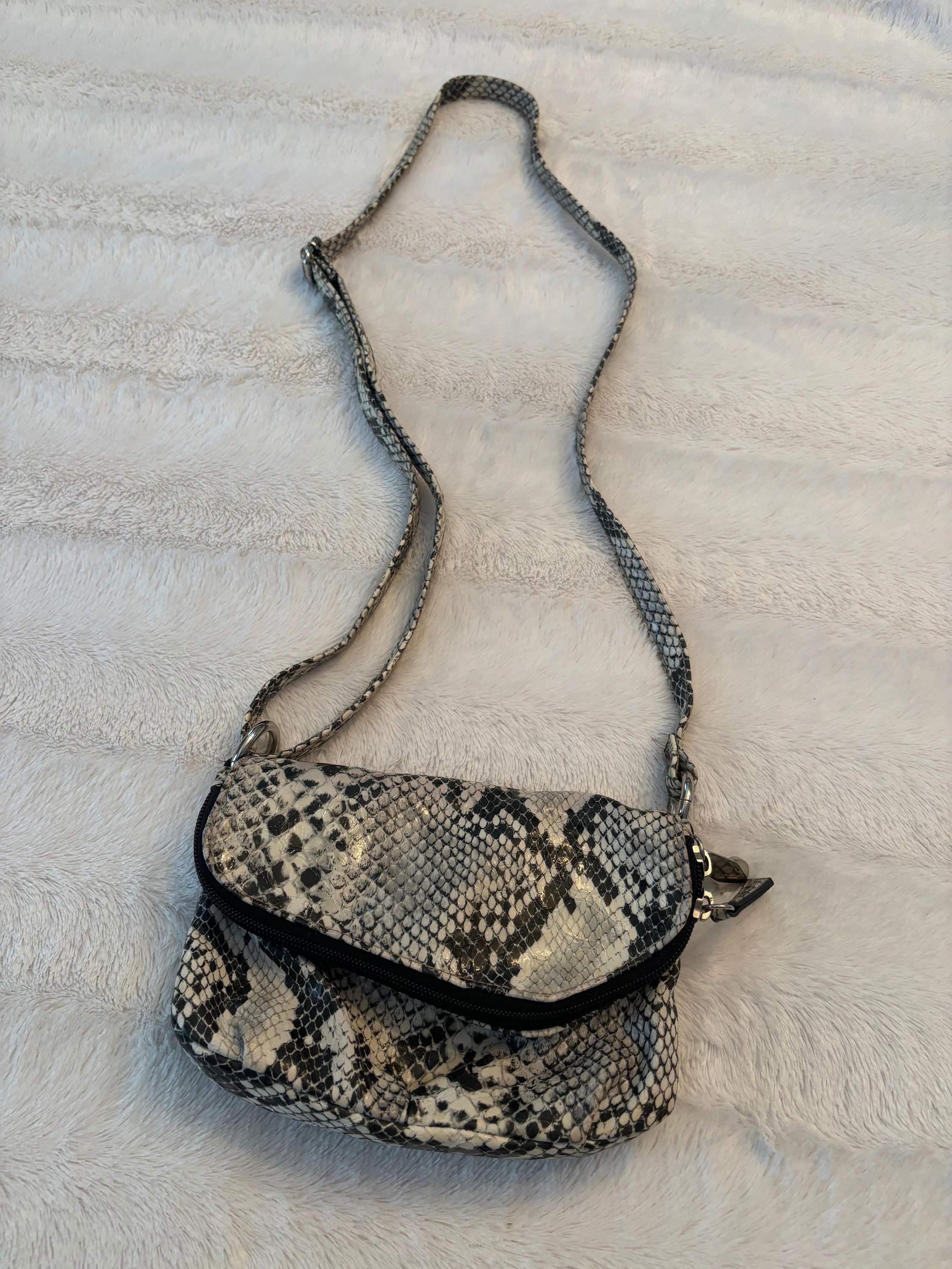 Rosetti Women s Vintage Faux Leather Snake Print Crossbody Bag