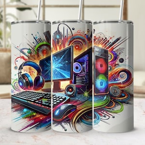 Könnte beinhalten: Ein weißer Becher mit einem farbenfrohen Design, das einen Computer, Kopfhörer, eine Tastatur und eine Maus zeigt. Das Design ist abstrakt und enthält Wirbel und Linien in Blautönen, Grün, Rot, Gelb und Lila.