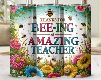 Op de afbeelding: Een roestvrijstalen tumbler met een bloemenpatroon en bijen. Op de tumbler staat de tekst "Bedankt dat je een geweldige leraar bent".