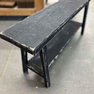 Banc skinny inspiré vintage, banc avec rangement pour chaussures, bois patiné, banc rustique, décoration d'intérieur, banc antique primitif, banc avec étagère