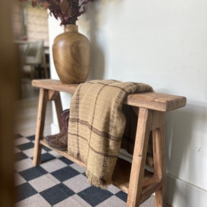 Banc skinny inspiré vintage, banc avec rangement pour chaussures, bois patiné, banc rustique, décoration d'intérieur, banc antique primitif, banc avec étagère