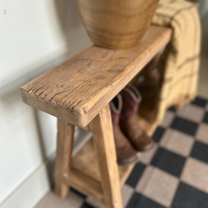 Banc skinny inspiré vintage, banc avec rangement pour chaussures, bois patiné, banc rustique, décoration d'intérieur, banc antique primitif, banc avec étagère