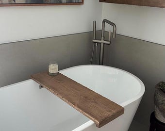 Estante para bañera rústico de inspiración vintage, hecho a mano, de madera envejecida, de madera desgastada.