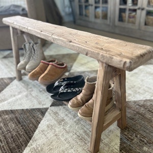 Banco fino de inspiração vintage, banco com porta-sapatos, banco rústico de madeira envelhecida, decoração para casa, banco antigo primitivo, banco com prateleira