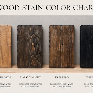 Puede incluir: Carta de colores de tinte para madera con cuatro muestras de madera rectangulares. Los colores incluyen marr&oacute;n antiguo, nogal oscuro, espresso y negro puro. Cada muestra est&aacute; etiquetada con una descripci&oacute;n del color y la veta de la madera.