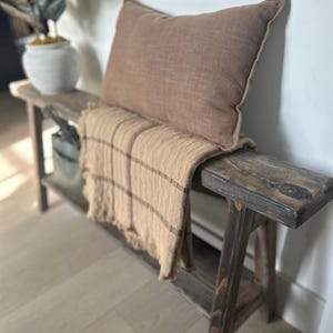 Noyer foncé, banc skinny d'inspiration vintage, banc avec rangement pour chaussures, bois patiné, banc rustique, banc antique primitif, banc avec étagère