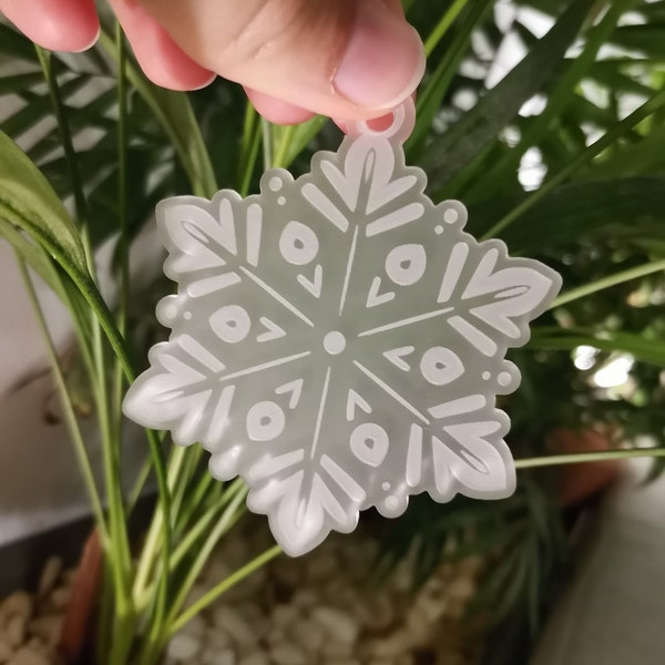 Décoration de sapin de Noël, boule flocon de neige effet givré transparent. Ornement à suspendre pour arbre de Noël, fait par découpe laser