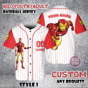 Puede incluir: Camiseta de b&eacute;isbol blanca y roja con rayas finas, con un gr&aacute;fico de Iron Man. La camiseta tiene el n&uacute;mero "00" y el texto "IRON-MAN". Las mangas son rojas con detalles amarillos. El texto "KID/YOUTH/ADULT BASEBALL JERSEY" est&aacute; en la parte superior.