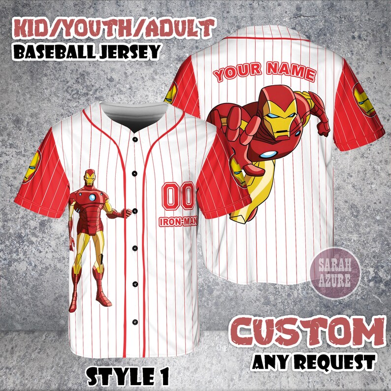 Puede incluir: Camiseta de b&eacute;isbol blanca y roja con rayas finas, con un gr&aacute;fico de Iron Man. La camiseta tiene el n&uacute;mero "00" y el texto "IRON-MAN". Las mangas son rojas con detalles amarillos. El texto "KID/YOUTH/ADULT BASEBALL JERSEY" est&aacute; en la parte superior.