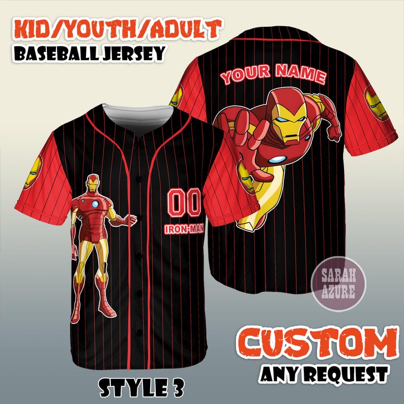 Puede incluir: Camiseta de b&eacute;isbol negra con finas rayas rojas y mangas. Presenta un gr&aacute;fico de Iron Man en la parte delantera y trasera, con el texto "YOUR NAME" encima del gr&aacute;fico trasero. La camiseta tambi&eacute;n tiene el n&uacute;mero "00" y las palabras "IRON MAN".