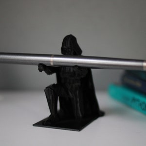 3D Printed Darth Vader Pen Holder The Dark Side of Desk Organization Bild 1