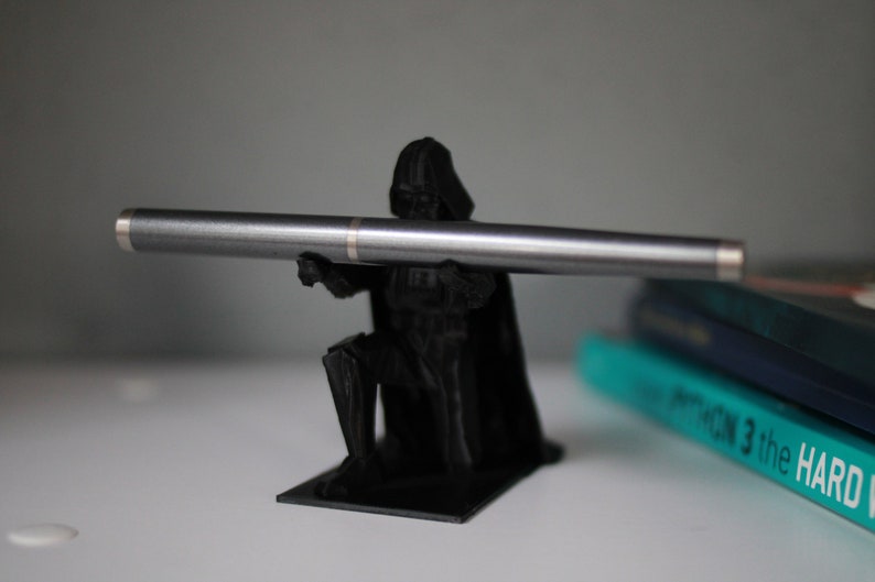 3D Printed Darth Vader Pen Holder The Dark Side of Desk Organization Bild 1