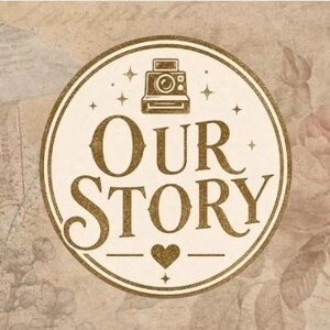 Puede incluir: Un diseño circular con las palabras "OUR STORY" en una fuente vintage, un icono de cámara y un corazón. El diseño es en colores oro y crema, sobre un fondo de patrones florales y de mapas descoloridos.
