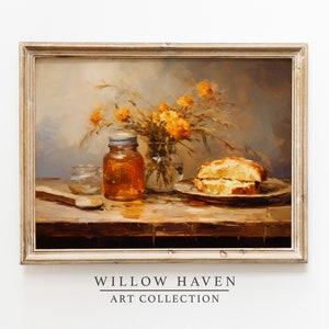 Peut inclure: Une peinture de nature morte représentant un pot de miel, un pot en verre rempli de fleurs jaunes et une tranche de pain sur une assiette. La peinture est encadrée dans un cadre en bois clair.