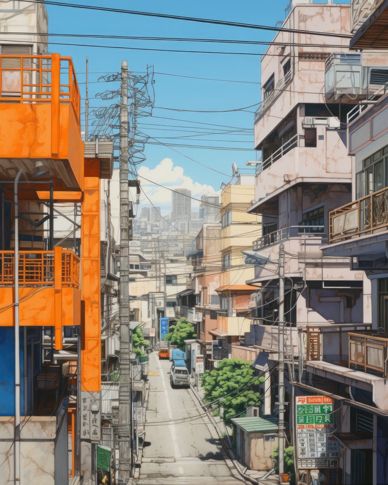 Op de afbeelding: Een smalle straat in een Japanse stad met hoge gebouwen aan beide kanten. De gebouwen zijn voornamelijk van beton en hebben balkons. Er lopen bovenleidingen overheen. De straat is leeg behalve voor een paar auto's.