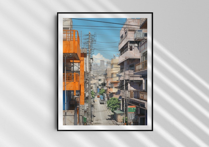 Op de afbeelding: Een smalle straat in een Japanse stad met hoge gebouwen aan beide kanten. De gebouwen zijn een mix van oranje en grijs, en er lopen bovenleidingen overheen. De straat is leeg behalve voor een enkele auto in de verte.