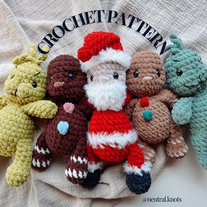 Op de afbeelding: Een verzameling handgemaakte gehaakte pluche speelgoed in verschillende kleuren, waaronder groen, bruin en rood. Eén stuk speelgoed is verkleed als de Kerstman. De tekst "CROCHET PATTERN" staat in een boog boven het speelgoed. De Instagram-handle "@neutral.knots" staat onderaan.