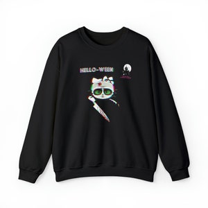 Könnte beinhalten: Schwarzes Sweatshirt mit einer Grafik einer Katze mit einem Verband am Kopf, die ein blutiges Messer hält. Der Text "HELLO-WEEN" befindet sich über der Katze, mit einer gruseligen Burg und einer Mondgrafik auf der rechten Seite.