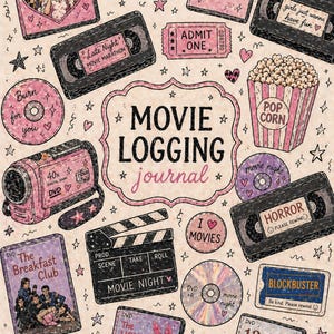 Könnte beinhalten: Ein filmthematisches Journal mit einer Collage von filmbezogenen Gegenständen. Enthält DVDs von "Clueless", "Mean Girls" und "The Breakfast Club", VHS-Kassetten, Popcorn und eine Filmklappe. Das Journal trägt den Titel "Movie Logging Journal."