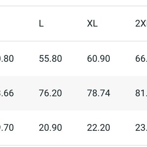 K&ouml;nnte beinhalten: Eine wei&szlig;e Tabelle zeigt Hemdma&szlig;e in Zentimetern f&uuml;r die Gr&ouml;&szlig;en S bis 5XL. Die Ma&szlig;e umfassen Breite, L&auml;nge und &Auml;rmell&auml;nge. Die Breite reicht von 45,70 cm bis 81,20 cm. Die L&auml;nge reicht von 71,12 cm bis 88,90 cm.