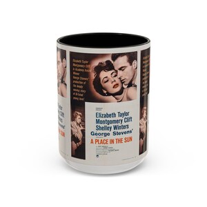 Può includere: Una tazza in ceramica bianca con un bordo nero che presenta una locandina di film vintage per il film "Un posto al sole". La locandina presenta Elizabeth Taylor, Montgomery Clift e Shelley Winters. Il testo sulla locandina recita "Paramount Presents Elizabeth Taylor Montgomery Clift Shelley Winters George Stevens' A Place in the Sun".