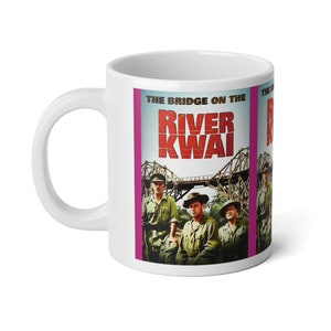 Könnte beinhalten: Weiße Keramiktasse mit einem bunten Bild einer Brücke und drei Männern in Militäruniform. Der Text "The Bridge on the River Kwai" ist in roten Buchstaben auf der Tasse aufgedruckt.