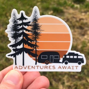 Pegatina de vinilo "Te esperan aventuras" / Aventura / Naturaleza / Camping, senderismo, viajes / Idea de regalo / Pegatina para botella de agua, portátil y diario