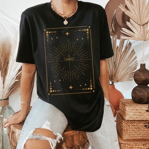 トンボのサンバーストTシャツ、宇宙、月の満ち欠け、ボヘミアンデザイン、タロットカード、星、友達へのギフト、魔女風、ハッピーハロウィン
