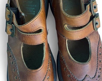 Dr. Martens Mary Janes aus braunem Leder mit doppeltem Riemen aus den 1990er Jahren – Brogue-Details (UK 6)