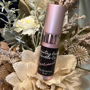 Puede incluir: Una botella rosa de Narcissist Eau De Parfum, 8 ml, de Country Road Candle Co.