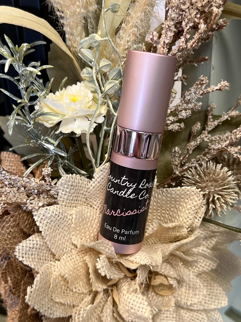 Puede incluir: Una botella rosa de Narcissist Eau De Parfum, 8 ml, de Country Road Candle Co.