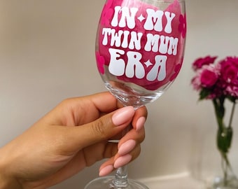 Personalisiertes Twin Mum Era Weinglas: Benutzerdefinierte Blumenfarben