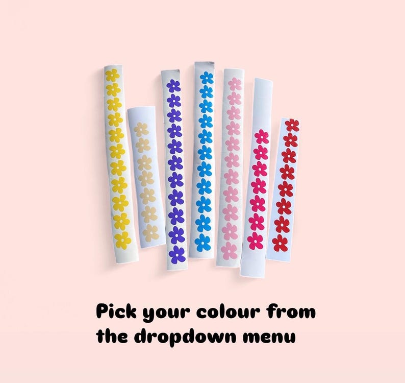 Puede incluir: Una variedad de pegatinas rectangulares blancas, cada una adornada con una fila de dise&ntilde;os florales coloridos. Las flores son en tonos amarillo, morado, azul, rosa y rojo. El texto en la parte inferior dice "Pick your colour from the dropdown menu."