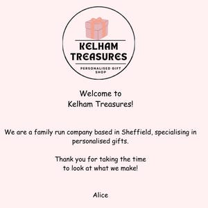 Puede incluir: Fondo rosa claro con el logotipo de Kelham Treasures en la parte superior. El logotipo presenta una ilustraci&oacute;n de caja de regalo y las palabras "KELHAM TREASURES" y "PERSONALISED GIFT SHOP". El texto de abajo dice "Welcome to Kelham Treasures!"