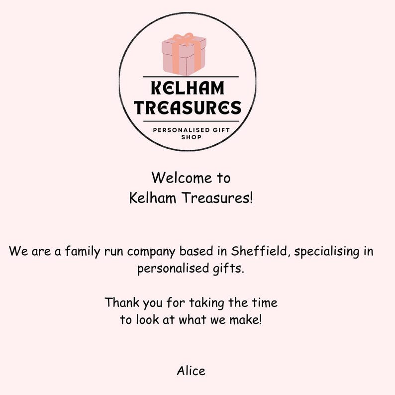 Puede incluir: Fondo rosa claro con el logotipo de Kelham Treasures en la parte superior. El logotipo presenta una ilustraci&oacute;n de caja de regalo y las palabras "KELHAM TREASURES" y "PERSONALISED GIFT SHOP". El texto de abajo dice "Welcome to Kelham Treasures!"