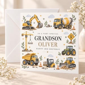 Puede incluir: Una tarjeta de cumpleaños cuadrada con ilustraciones en acuarela de vehículos de construcción amarillos, incluyendo una excavadora, hormigonera, grúa, camión volquete, carretilla elevadora y tractor. El texto dice: TO A VERY SPECIAL GRANDSON OLIVER HAPPY 3RD BIRTHDAY.