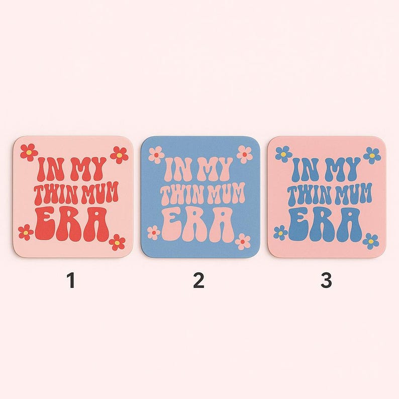Puede incluir: Tres posavasos cuadrados con el texto "IN MY TWIN MUM ERA" en una fuente retro. Los posavasos son rosas, azules y rosas, con detalles florales. Los n&uacute;meros 1, 2 y 3 est&aacute;n debajo.