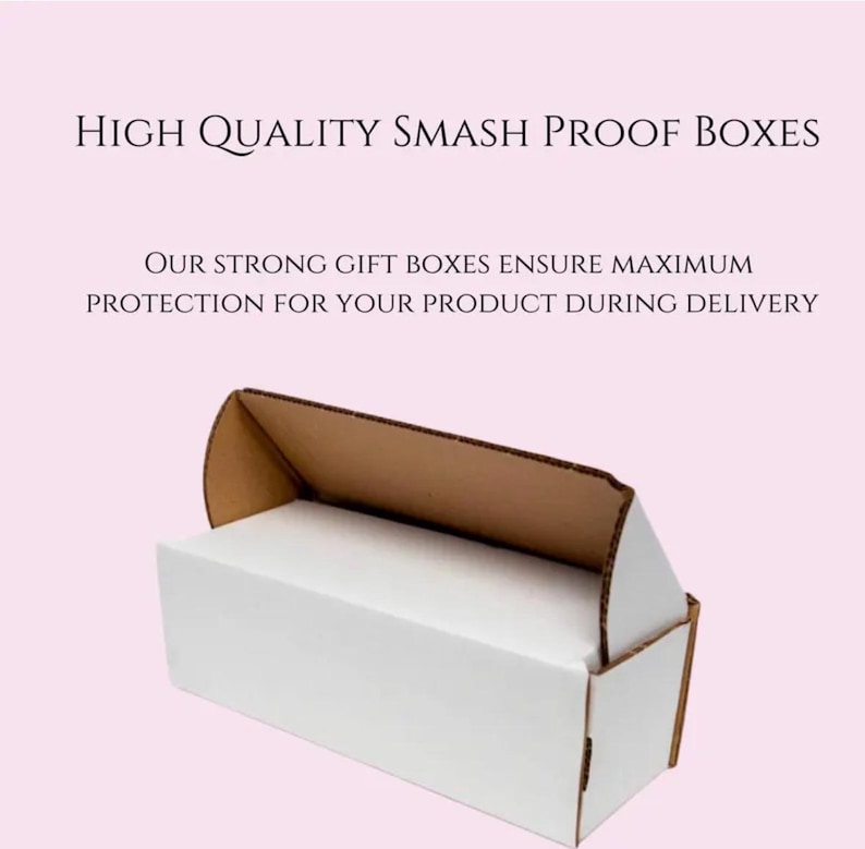 Puede incluir: Una caja rectangular blanca con interior marr&oacute;n, abierta para revelar un interior blanco. El texto "HIGH QUALITY SMASH PROOF BOXES" est&aacute; en la parte superior, con texto adicional debajo que dice "OUR STRONG GIFT BOXES ENSURE MAXIMUM PROTECTION FOR YOUR PRODUCT DURING DELIVERY."