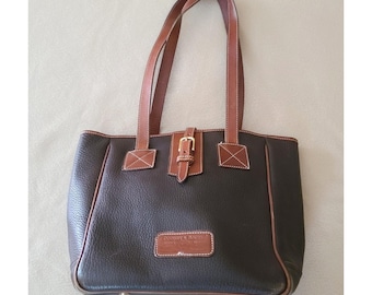 Bolso vintage Dooney & Bourke AWL de piel marrón con cierre de hebilla. Fabricado en EE. UU.