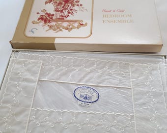 Conjunto de dormitorio vintage con escudo Grant bordado de 5 piezas, cómoda de nailon, bufanda y tapete, nuevo y sellado.