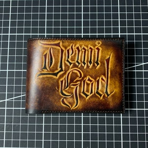 Cartera de cuero Bifold personalizada, cartera grabada personalizar caligrafía "DemiGod"