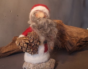 Weihnachtsmann mit Zapfenherz in Handarbeit nadelgefilzt