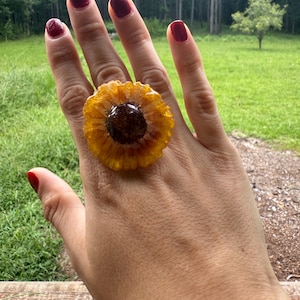 Adjustable Resin Ring with Real Yellow Flower – Handmade Botanical Jewelry – Dried Flower Ring – Nature-Inspired Gift for Her