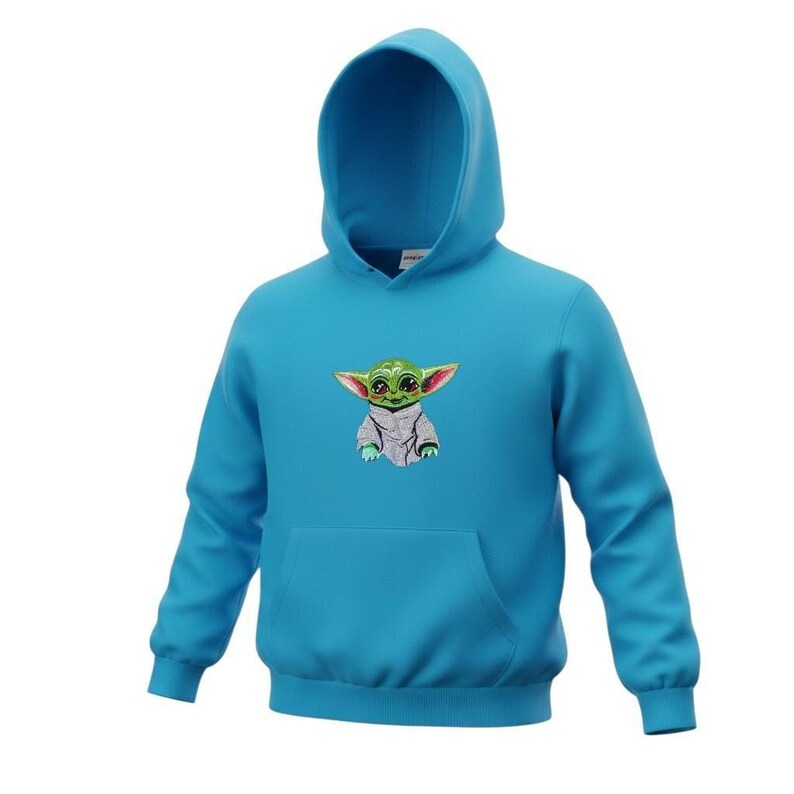 K&ouml;nnte beinhalten: Ein t&uuml;rkisblauer Kapuzenpullover mit einem gestickten Bild einer gr&uuml;nen Alien-Figur mit gro&szlig;en Ohren und gro&szlig;en Augen. Der Hoodie hat eine Vordertasche und eine Kapuze.