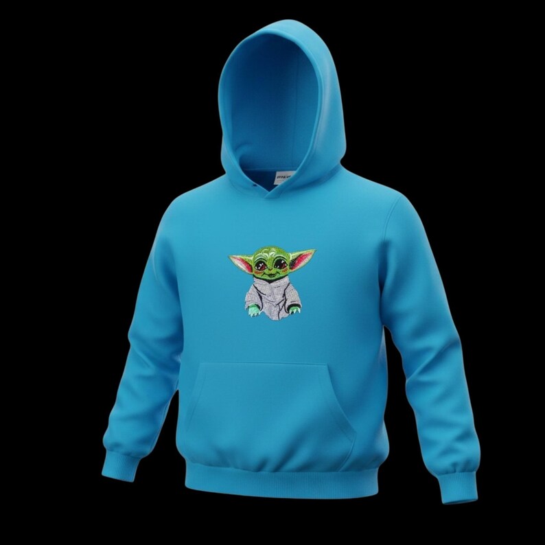 K&ouml;nnte beinhalten: Ein hellblauer Kapuzenpullover mit einem gestickten Bild einer gr&uuml;nen Alien-Figur mit gro&szlig;en Ohren und gro&szlig;en Augen. Der Kapuzenpullover hat eine K&auml;ngurutasche und eine Kapuze mit Kordelzug. Die Figur tr&auml;gt ein graues Outfit.