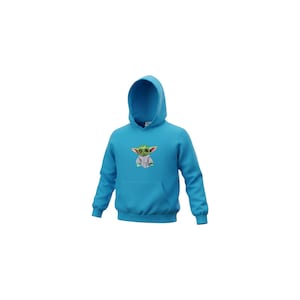 K&ouml;nnte beinhalten: Hellblauer Kapuzenpullover mit einem gestickten Grogu-Charakter. Der Pullover hat eine Vordertasche und eine Kapuze mit Kordelzug. Die &Auml;rmel und der untere Saum sind gerippt.