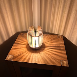 Tischlampe, Holzlampe, Lamellenlampe, Ambiente Beleuchtung, Licht, Schattenlampe, Standleuchte,Deko,Geschenk, indirektes Licht, Holzlampe Bild 3