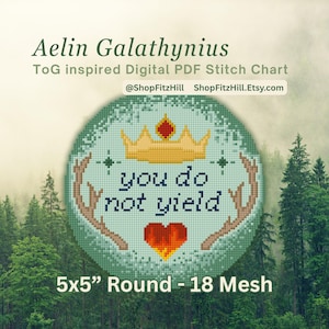 以下が含まれることがあります： 「Aelin Galathynius」と「you do not yield」のテキストが入ったデジタルPDFクロスステッチチャート。王冠、角、ハートのデザイン。チャートのサイズは12.7 x 12.7 cm、18メッシュです。