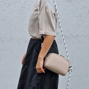 Petite Boho Crossbody Tasche, Schwarze Umhängetasche, Vegan Leder Handtasche mit Paracord Seil Band, Urban Style Tasche mit matten Karabiner
