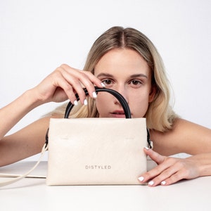 Sac à main en cuir végétalien beige à double poignée, petit sac à main en similicuir, sac à bandoulière plat, sac à bandoulière d'été pour femme